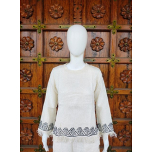 Blusa de mujer de yute y algodón tejido con cuello redondo, manga larga, estampado en bloques y flecos. Diseños y colores personalizados disponibles. - Product Image 1