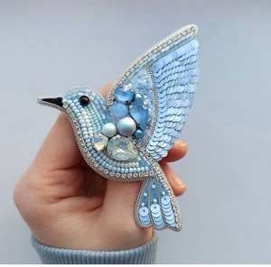 Broche Colibri Teal de Luxe, Broderie Faite Main de Perles de Cristal et de Verre Aqua, Épingle de Revers Oiseau pour la Mode Féminine Élégante - Product Image 3