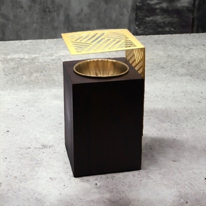 Brûleur d'encens rectangulaire moderne en bois, finition foncée, avec bol doré intégré et canopy à motifs géométriques attaché - Product Image 1