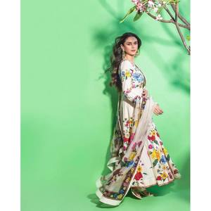 Vestido de Diseñador Hecho a Mano para Fiestas, Hermoso Estampado Floral Digital en Chifón, Silueta en A, Elegante para Eventos - Product Image 4