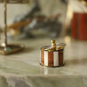 Boîte de rangement décorative en résine bleue et blanche de luxe avec couvercle à bordure dorée, élégante boîte à bijoux ronde, organisateur de bibelots fait main, contemporain - Product Image 6