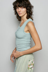Camiseta sin mangas con cuello redondo y botones de colores POL - Product Image 3