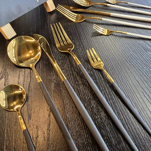 Ensemble de couverts de banquet décoratifs, ustensiles de service ornés, style de table élégant et luxueux - Product Image 1