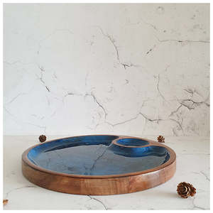 Plateau rond en bois émaillé à motifs floraux avec compartiment pour sauce |   Planche de service pour apéritifs pour la restauration hôtelière - Product Image 6