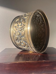 Maceta Premium Dorada Grabada para Interiores y Exteriores, Perfecta para Decoración del Hogar, Eventos y Exhibición en Jardines, Venta al por Mayor desde India - Product Image 6