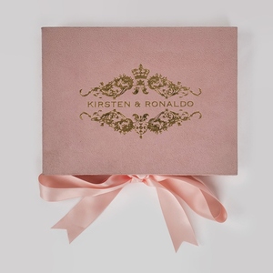 Boîte d'invitation de mariage en daim rose doré faite à la main avec monogramme personnalisé en feuille d'or et carte de mariage en acrylique transparent - Product Image 2