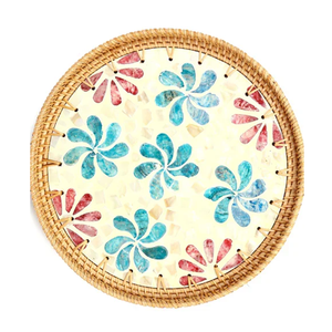 Plateau rectangulaire en rotin tressé à la main avec une base en mosaïque de fleurs en nacre colorée, disponible à prix de gros - Product Image 2