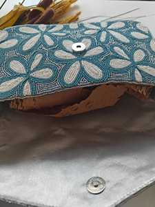 Bolso de Mano Moderno Tipo Bandolera, Impermeable y Ecológico, con Bordado de Cuentas Azules con Diseño Mediterráneo - Product Image 4