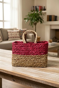 Panier en herbe tressé à la main avec garniture et poignée festives (rouge) – Panier de rangement en herbe écologique et élégant - Product Image 2