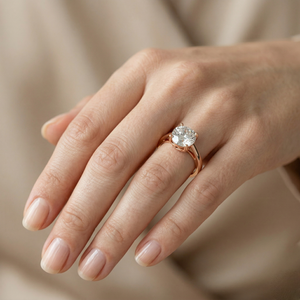 Anillo de Compromiso y Boda Solitario de Plata de Ley 925 con Moissanita de Corte Redondo de 30 Quilates, Chapado en Rodio, Regalo para Mujeres, Hombres, Unisex - Product Image 4