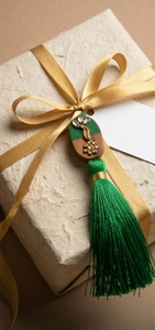 Accesorio para Prendas de Vestir con Borlas Bordadas Verdes y Detalles Dorados - Product Image 2