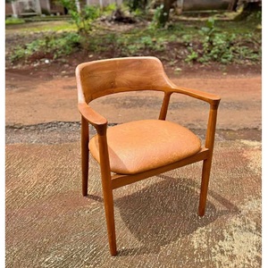 Meubles d'intérieur en teck sur mesure pour projet de café et d'hôtel, chaise avec revêtement en cuir marron - Product Image 1