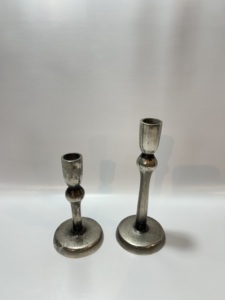Ensemble de 2 bougeoirs modernes en laiton doré et aluminium, avec base en dôme et coupelle en forme de tulipe, pour bougies coniques, décoration de table minimaliste - Product Image 3