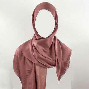 ผ้าคลุมศีรษะผู้หญิงมุสลิมแบบฮิญาบ รุ่นใหม่ล่าสุด ผ้าโพลีเอสเตอร์เนื้อนุ่ม ระบายอากาศได้ดี ประดับพู่ห้อย พรีเมียม พร้อมดีไซน์วิบวับสำหรับฤดูร้อน - Product Image 1