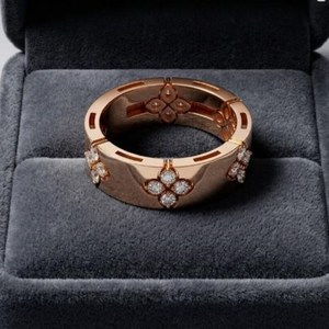 Bague large unisexe en or rose 14 carats avec diamant rond de laboratoire de style floral, idéale pour les fêtes et les propositions de mariage, cadeau pour votre partenaire - Product Image 4