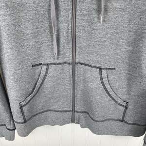 ผู้ผลิตเสื้อฮู้ดดี้แบบมีหมุดย้ำสั่งทำพิเศษ ผู้จัดจำหน่าย OEM เสื้อฮู้ดดี้ผ้าฟลีซหนานุ่มพร้อมดีไซน์หมุดย้ำ เหมาะสำหรับแบรนด์สตรีทแวร์และการสั่งซื้อจำนวนมาก - Product Image 4