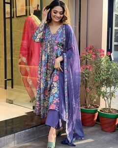Kurta en tissu mousseline de créateur avec imprimé numérique multicolore, pantalon assorti et dupatta Nazneen avec bordure en dentelle à imprimé numérique multicolore - Product Image 1