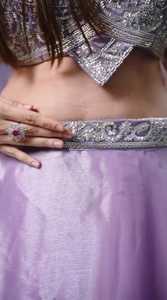 Conjunto de Lehenga Choli de Organza Lavanda con Blusa Plateada Profusamente Bordada y Dupatta a Juego para Bodas y Fiestas - Product Image 2