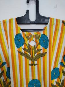 ชุดเดรสผ้าฝ้ายสไตล์โบฮีเมียนลายดอกไม้ทำมือ ชุดชายหาดน้ำหนักเบาสไตล์อินเดีย - Product Image 3