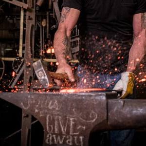 Base de Cama Moderna de Hierro y Madera con Estructura Metálica, Paneles de Madera Sólida y Diseño Minimalista, Ideal para Dormitorios Rústicos - Product Image 2