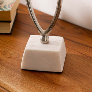 Ensemble de deux porte-bougies en aluminium argenté avec base en marbre blanc, élégants supports à bougies en métal pour table à manger - Product Image 6