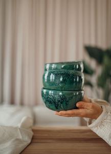 ชามเซรามิกดีไซน์เนอร์เคลือบหยกสีเขียวเข้ม รูปทรงโค้งมนเรียบเนียน ปลอดภัยสำหรับอาหาร แข็งแรงทนทาน เหมาะสำหรับการรับประทานอาหารที่ทันสมัยอย่างมีระดับ - Product Image 4