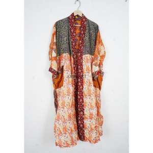 Kimono de Seda Hecho a Mano con Parches, Túnica Larga para Dormir o para Usar sobre el Bikini, Kimono de Sari de Seda Reciclada Vintage Hecho a Mano en India - Product Image 1