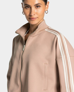 Conjunto de Chaqueta Corta de Punto Beige con Cierre y Pantalones Cortos con Rayas en Contraste en las Mangas, Diseño Personalizado con Logotipo OEM, Ropa Deportiva para Mujer, Estilo Urbano - Product Image 6