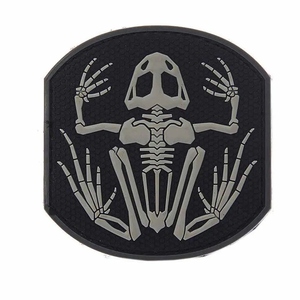 Patchs en caoutchouc PVC personnalisés en gros, emblèmes en relief de squelette de grenouille pour le streetwear et les accessoires - Product Image 1