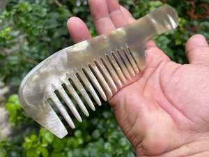 Peigne démêlant artisanal moderne en corne de buffle naturelle, forme naturelle, Uttar Pradesh, pour cadeau de mariage et décoration intérieure - Product Image 2