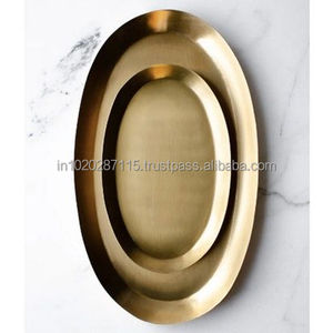 Bandeja de servicio de latón vintage hecha a mano con acabado dorado, perfecta para decoración tradicional, recepciones de bodas y uso festivo - Product Image 2