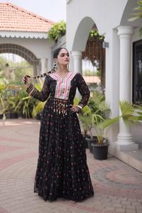 Nuevas colecciones de vestidos Anarkali de diseñador para bodas y festivales, con estampado Leheriya y parches Kutchi para mujer. - Product Image 5