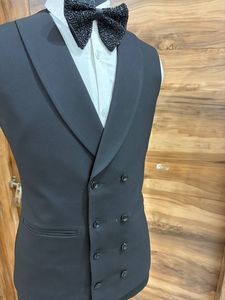 Traje de esmoquin negro para hombre con pedrería – Blazer de lujo para bodas/fiestas con solapa tipo chal con tachuelas (Conjunto de 3 piezas) - Product Image 5
