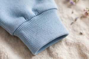 Sudadera de Mujer, Cuello Redondo, Azul Claro, Oversize, 100% Algodón, con Bordado de la Letra Brave Grow - Product Image 4