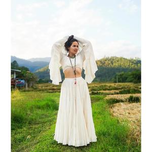 Ensemble coordonné bohème blanc pour femme : Crop top et jupe longue évasée avec manches cape – Tenue ethnique estivale pour festivals et villégiatures - Product Image 2
