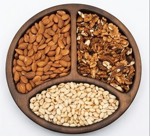 Élégante assiette de service ronde en bois avec trois compartiments, style oriental, assiette artisanale idéale pour le service dans les restaurants et les hôtels - Product Image 3