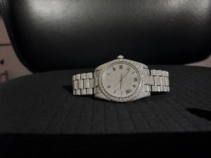Montre de luxe en or jaune pour homme avec cadran à chiffres romains, pavée de diamants VVS et de moissanite, mouvement à quartz analogique rond - Product Image 3