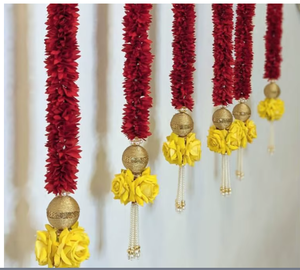Décoration murale traditionnelle avec guirlandes de marigolds, roses rouges, orbes dorés et pompons pour mariage et décoration intérieure - Product Image 2