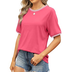 Camiseta rosa de manga corta con cuello redondo, ribete en contraste, logo frontal, tejido teñido, peso pesado, corte regular, estilo urbano, top de punto. - Product Image 2