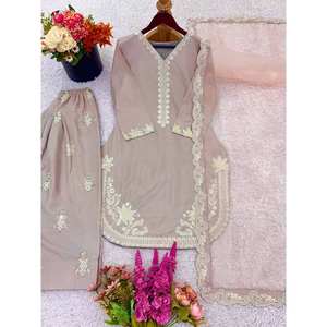 Vêtements traditionnels chinois de créateur, haut-bas et dupatta avec des broderies complexes et des sequins - Product Image 3