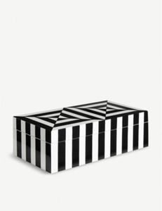Caja de Joyería Rectangular de Madera con Tapa y Patrón en Relieve Cuadrado en Negro, Blanco y Marrón para Almacenamiento en la Mesa - Product Image 2