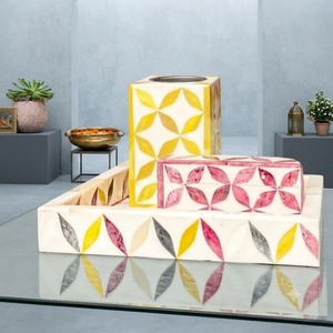 Ensemble brûleur d'encens arabe en résine MDF fait main, écologique, motifs géométriques, jaune, rose, gris, pour usage aromatique au bois de santal - Product Image 1