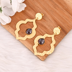 Boucles d'oreilles pendantes élégantes en pierre grenat hydro, serties de plaqué or, faites à la main en laiton, bijoux Shilpi Impex pour femmes - Product Image 2