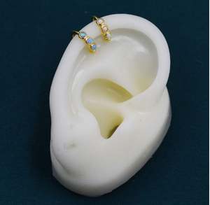 Pendiente de Oreja Minimalista de Ópalo Blanco en Plata de Ley, Plata o Oro, Sin Perforación, Pendiente de Oreja de Ópalo de Fuego - Product Image 5