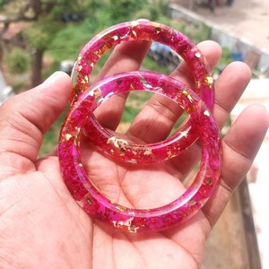 Bracelets tendance en résine compacte pour femmes avec motifs élégants, légers et confortables à porter, artisanat naturel pour femmes - Product Image 4