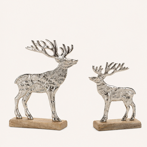 Escultura de reno de aluminio de alta calidad sobre base de madera, figuras de ciervo plateadas hechas a mano para decoración de estilo invernal. - Product Image 1