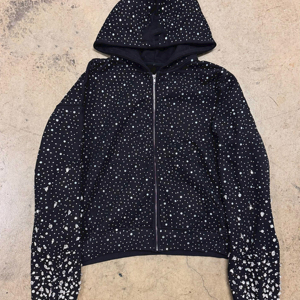 Sudadera con capucha personalizada con cremallera y pedrería completa, estilo oversize con diamantes de imitación, sudaderas con cremallera personalizables con pedrería. - Product Image 3