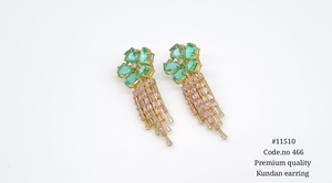Boucles d'oreilles pendantes Kundan 11510, plaquées or, en laiton, bijoux fantaisie, motif fleur, avec pompon en rubis verts, pour mariage et fêtes. - Product Image 2
