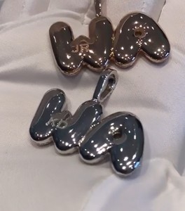 Collar Personalizado con Nombre en Placa, Letra Inicial con Diamantes de Moissanita, Joyería para Mujer - Product Image 4
