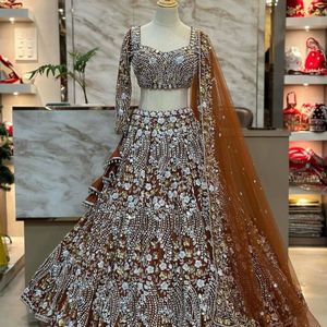 Lehenga Choli de Diseño con Red de Mariposas Suave, Bordado de Espejo Real y Lentejuelas, con Dupatta |   Lehenga de boda semicompuesta estilo Flare - Product Image 5